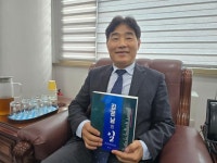 기초의회 의장이 관내 기업들 스토리 책 낸 이유... 기업이 빛나야 하니까