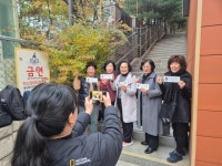 [현장] 한번 해보겠다 주먹 불끈... 만학도 수험생들 다부진 각오