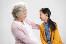 손주 돌보는 할머니, 노쇠 위험 22% 더 낮았다... 활력 유지에 도움