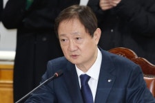 이찬진, 금융지주 회장들 면전서 