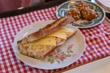 글루텐 불내증 셰프가 빵집을? 고객 향한 온기 담은 바게트