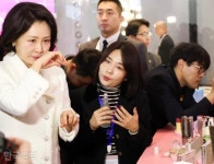 K뷰티 현장서 화장품 사용해 보는 김혜경 여사 [사진잇슈]