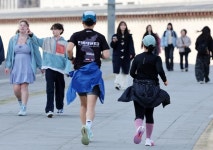 한강 CU 찍고 뛰고, 해외 가서 뛰고… 봄과 함께 시작된 1000만 러닝족 유혹