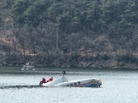 천안 산불 끄다 헬기 추락… 저수지서 탑승자 2명 무사 구조