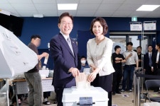[속보] 대통령 부부, 투표 후 활짝...삼청동 주민센터서 6·3 지방선거 사전투표