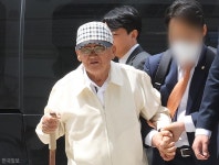 신천지 신도들에 '국민의힘 입당 강요'...95세 이만희 총회장 구속