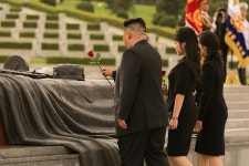 김정은, ‘52일 만 등장’ 딸 주애 손잡고 6·25 전쟁 참전열사묘 참배