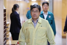 靑 '통화·재정 정책 상충' 비판에 