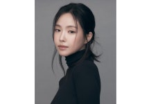 배우 손나은, 모친상… 동생과 슬픔 속 빈소 지켜