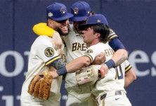 밀워키, 탬파베이에 5-4 뒤집기…MLB 월드시리즈 2연승