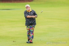 악동 존 댈리, 이번엔 수염에 꽂혀 바닥에 닿을때까지?