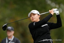 고진영, LPGA 투어 파운더스컵 셋째날도 선두...시즌 3승 기회
