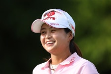 고진영·최혜진, HSBC 역전 우승 도전… 4타 차 공동 5위