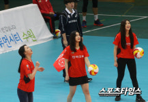 [포토] 어라! 공이 위로 가네? 가수 H2L(에이치투엘)의 시구