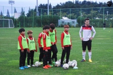 일일코치 강원FC, 태백 황지중앙초 축구부에 기술 전수