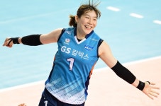 날개 편 이소영 GS칼택스, IBK에 승리로 4강 진출