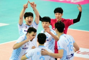 '정지석 트리플크라운' 대한항공, 우리카드에 리버스스윕 승리로 선두 복귀