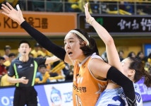 [챔프2] 1승 남았다 KB스타즈, 삼성생명에 73:51 승리로 2연승