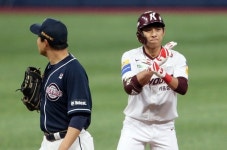 '이정후 결승타' 키움, 선두 두산에 9:6 역전승 휘파람