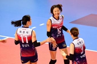 '폭풍 4연승' KGC인삼공사, IBK에 3:0 완승으로 3위 맹추격...오지영 부상은 변수
