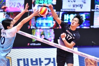 'V-리그 중단의 아쉬움 풀었다' 대한항공, 우리카드에 3:0 승리로 결승 선착