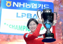 [포토] 엄마, 우승먹었어! 트로피 들고, LPBA 이미래