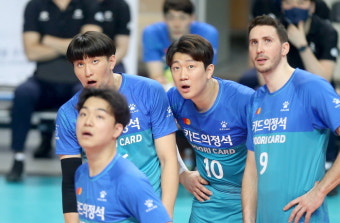 [포토] ' 인일까? 아웃일까? ' 비디오 판독 지켜보는 우리카드 선수들