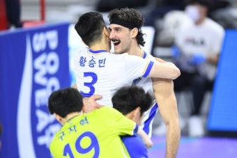 '러셀 강서브가 살렸다' 삼성화재, 대한항공에 3:2 승리로 꼴찌 탈출