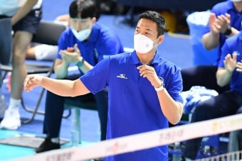 '부임 첫 승' 삼성화재 김상우 감독 