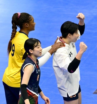 '하늘로 가신 아버지께 바친 승리' 위파위 복귀한 현대건설, 도로공사에 3:1 승리로 6연승 선두 압박