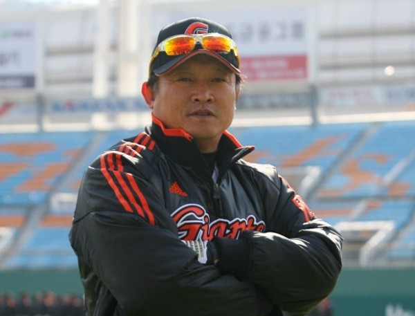 두산 베어스, 박흥식 수석코치 포함 6명과 작별...팀의 새로운 출발
