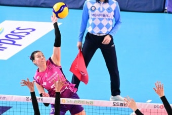 '윌로우가 우승청부사로 나섰다' 흥국생명, 도로공사에 3:0 완승으로 선두 추격
