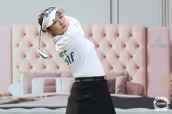 KLPGA 투어 더헤븐 마스터즈 대회 첫날, 김나영 선수가 단독 선두로 주목 받아
