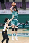 진안 21점 최하위 하나은행, 4위 KB스타즈에 66:60 승리...봄 농구 희망가