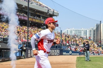 'KIA의 아이콘' MVP 김도영...개막전 경기 도중 허벅지 부상으로 교체