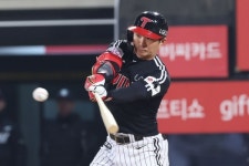 '후반기 13승 2패' LG, 삼성에 6-3 강우 콜드게임승...선두 한화와 승차 지워