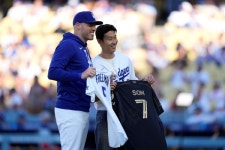 LAFC 슈퍼스타 손흥민, 다저스 홈경기서 정확한 시구 뽐내…팬들 일제히 쏘니 연호하며 환호