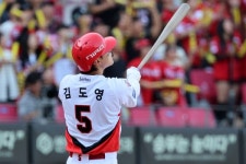 [준PO1] '슈퍼스타 김도영 홈런 2방 원맨쇼' KIA, LG에 5-1 승리...PO진출 70.6％ 잡았다