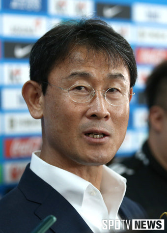 [포토S] 윤덕여 감독 '대표팀 이끌고 캐나다 향해'