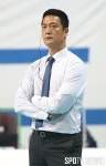 [포토S] 경기 지켜보는 김상우 감독