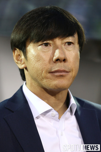 [포토S] 그라운드 바라보는 신태용 감독