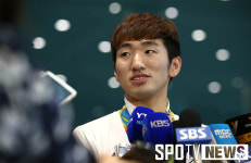 [포토S] 인터뷰 하고 있는 펜싱 금메달리스트 박상영