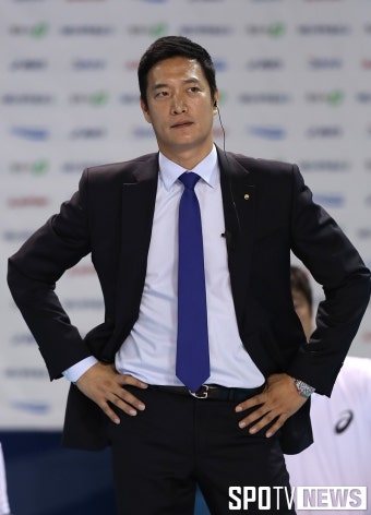[포토S] 아쉬워 하고 있는 우리카드 김상우 감독