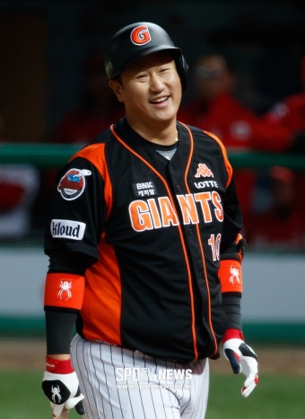'이대호 결승타' 롯데, 삼성 9-6 꺾고 2연패 탈출