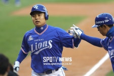 [포토S] 김헌곤, 첫 타석 기분 좋은 솔로포!