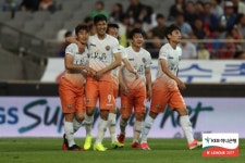 [K리그 리뷰] ‘정조국 시즌 첫 골’ 강원 FC, 서울에 3-2 승…리그 3연승+서울전 10연패 탈출