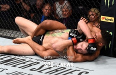 [오늘의 UFC] 케빈 리 초크 승…마이클 키에사 심판에게 항의