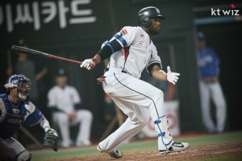 '멀티 홈런' 로하스, 삼성 우규민 내리는 동점 솔로포