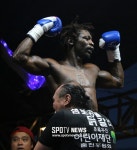 난민 복서 이흑산, 자선 복싱 대회에서 5R KO승