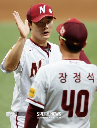 [포토S] 김하성, '감독님, 연승입니다'